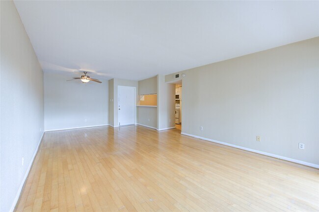 Building Photo - 3055 Walnut Bend Ln Unit 21