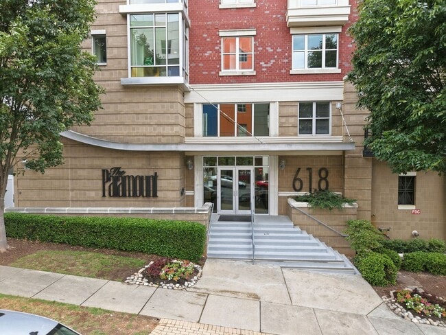 Building Photo - Gorgeous 2 Bedroom Condo! Downtown Raleigh- Paramount-Available Now!