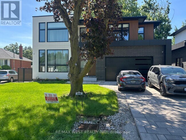 Photo - 506 Wellington Crescent