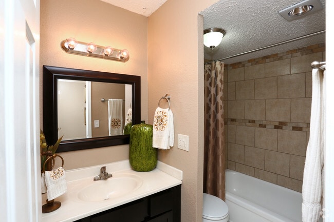 1BR, 1BA - 696SF - Bathroom
