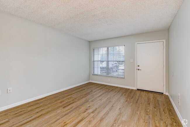 1 BR, 1 BA - 560SF