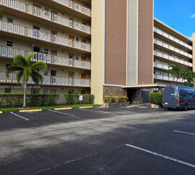 Building Photo - 900 NE 12th Ave Unit 608 Rental