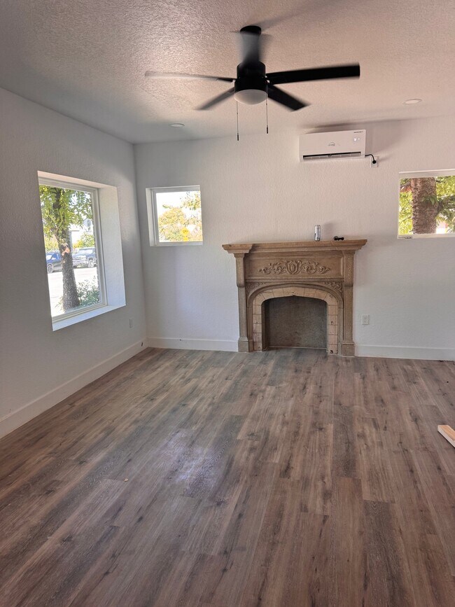 Photo - 2402 Saunders Ave