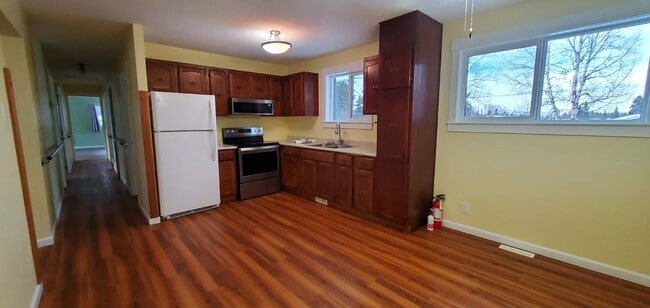 Photo - 4586-3004586 Heather Rd