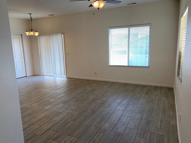 Photo - 2389 1515 W