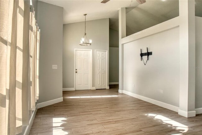 Photo - 1447 Kingston Way