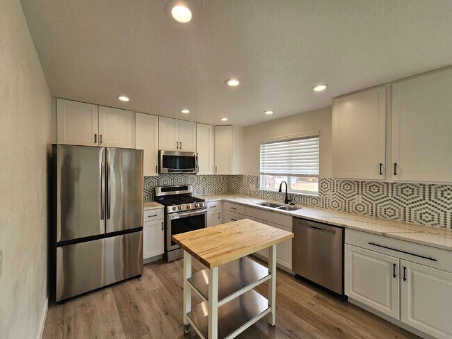 Photo - 718 Fairhaven St