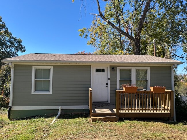 Building Photo - 32 Pine Grove Ave