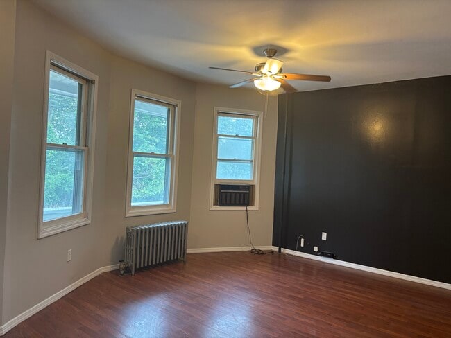Building Photo - 421 River Dr Unit Apt #1