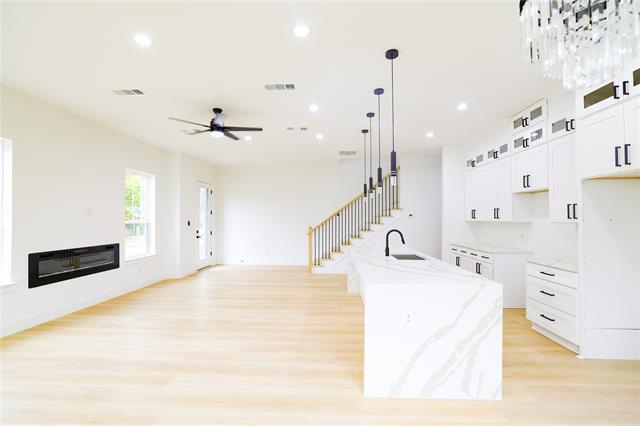 Photo - 306 E 7th St