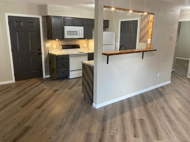 Renovated 2 Bedroom Apartment - Renovated 2 Bedroom Apartment Unidad 4973 Horseshoe Bend Pkwy 2B