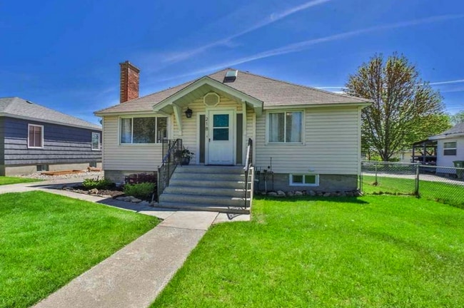Fully fenced backyard, driveway. - 218 E Walton Ave Casa