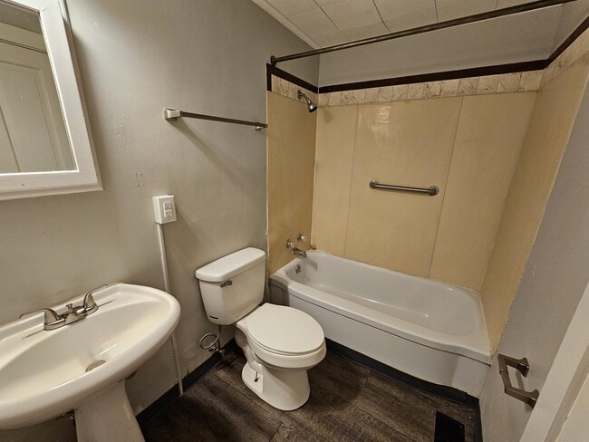 Photo - 434 W Lawrence St