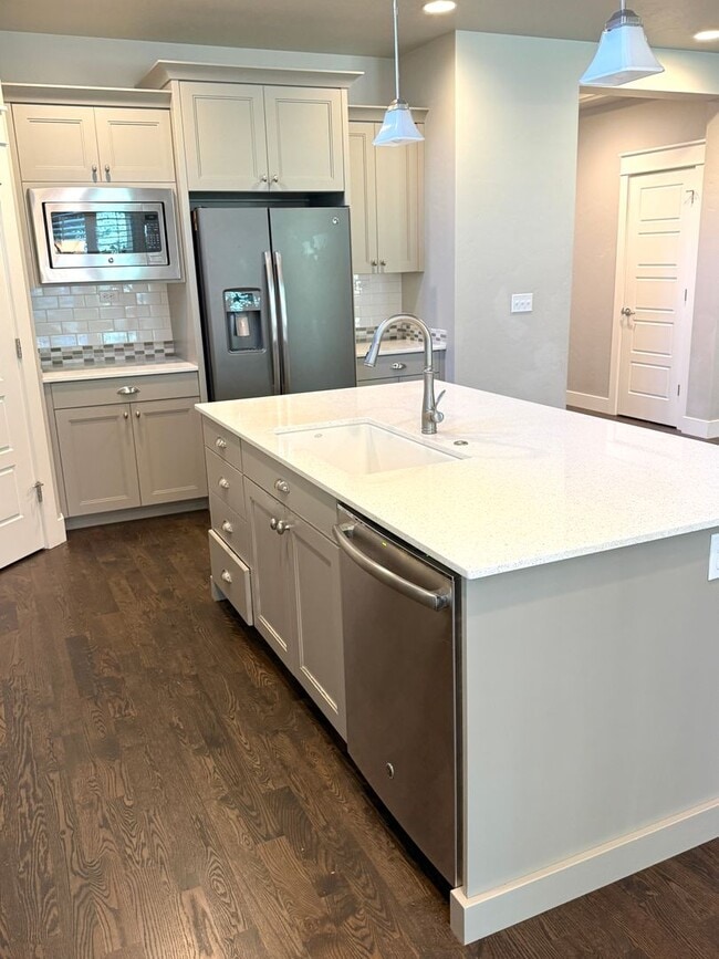 Photo - Spacious Home in Paramount
