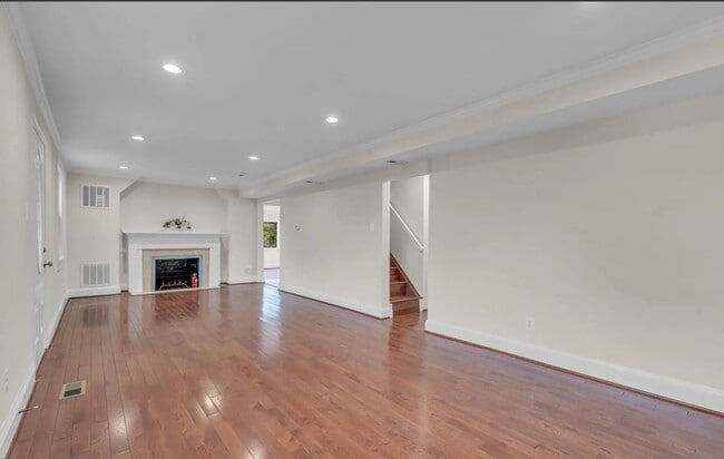 Building Photo - Arlington