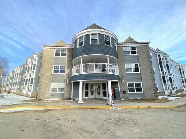 Building Photo - 151 Queen St Unit 220