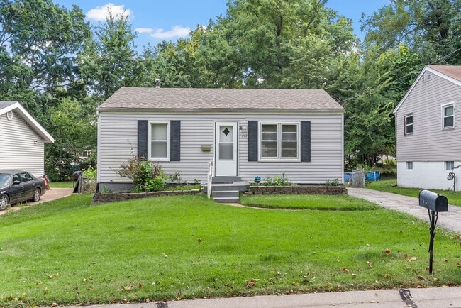 Building Photo - Beautiful 2-Bedroom Home with Fenced Yard ...