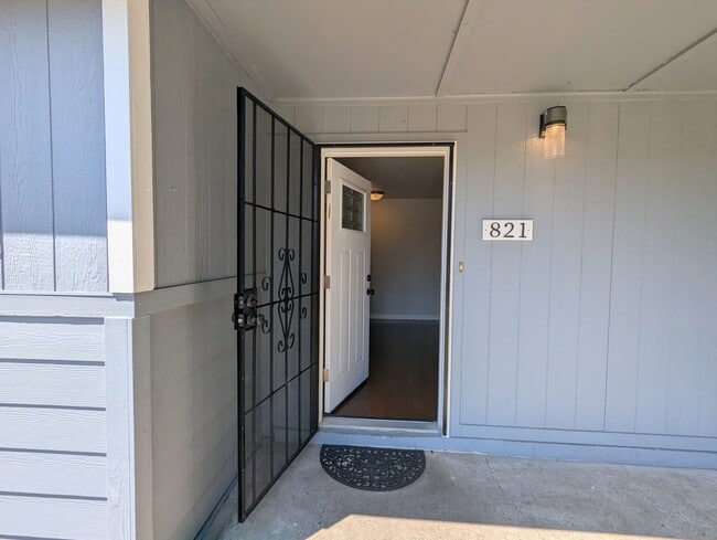 Photo - 821 S 117th St