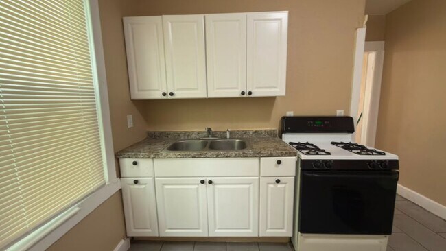 Photo - 2152 Fairview St