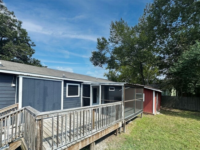 Photo - 320 Holiday St