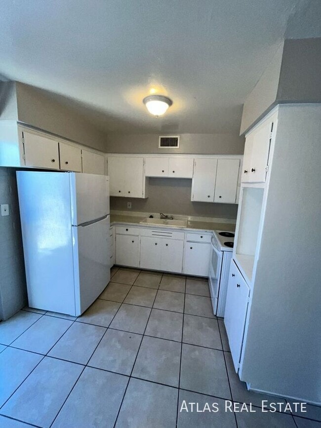 Building Photo - 4838 E Culver St Unit 2