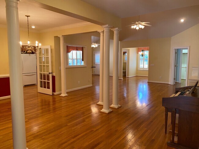 Photo - 606 Trillium Ct
