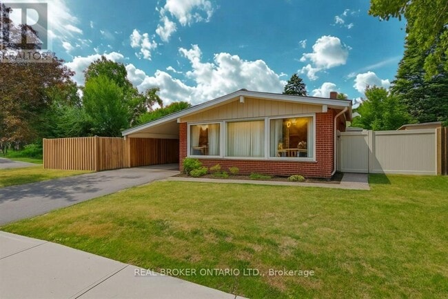 Photo - 2061 Featherston Dr