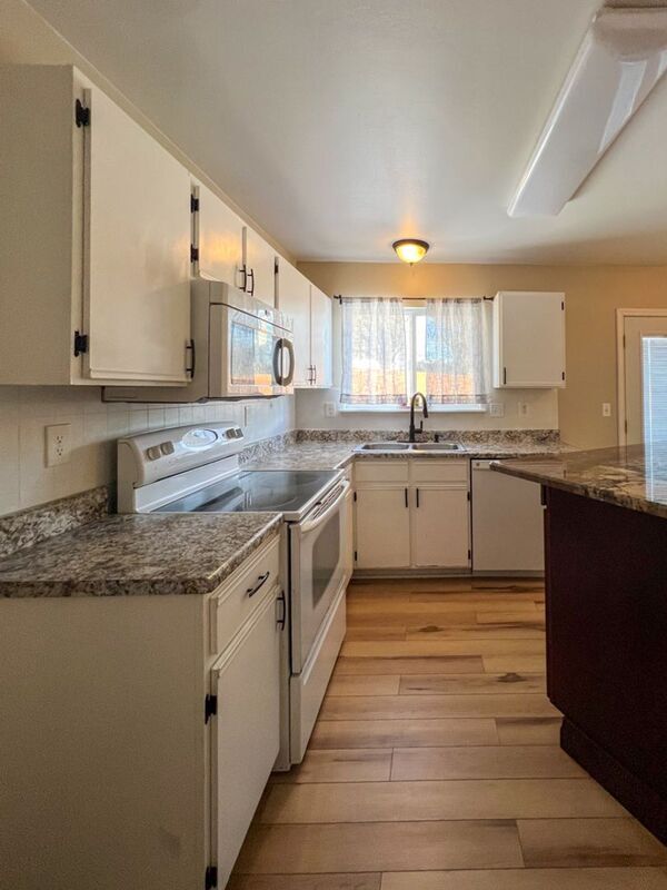 Photo - 129 Royallbrook Ln