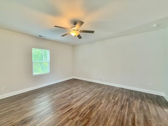 Photo - **OFFERING WAIVED APPLICATION FEES** Moder...