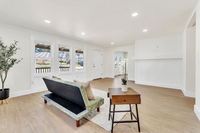 805 W Fairview Ave