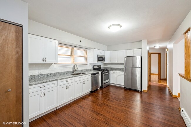 Kitchen and Dining Room - 3522-30 Oak Park Ave Apartments