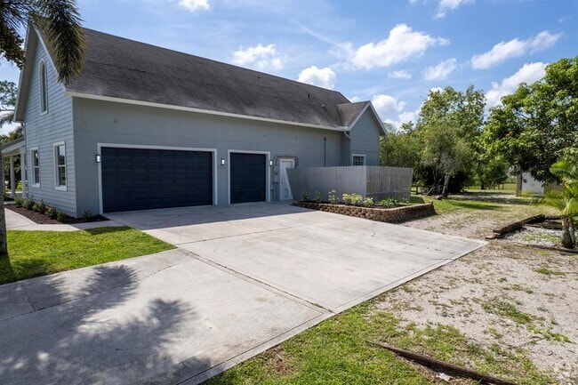 Building Photo - 12136 Hamlin Blvd Rental