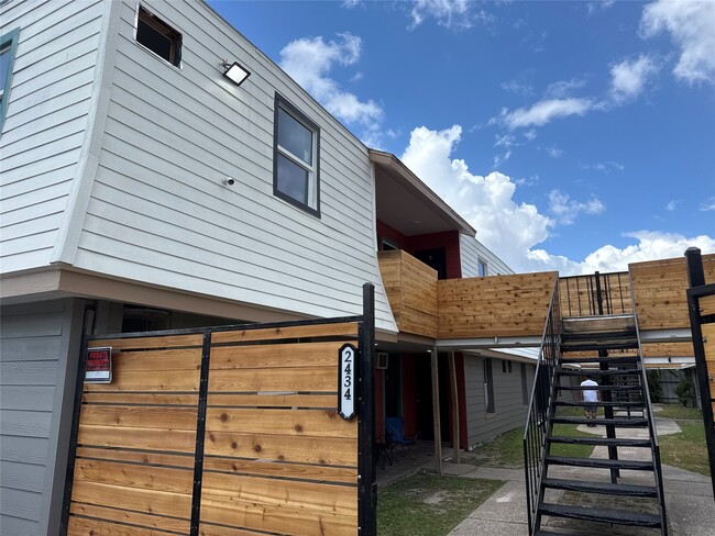 Building Photo - 2434 Lidstone St Unit 1B