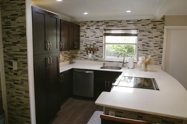 Photo - 2400 NE 10th St Unidad 203