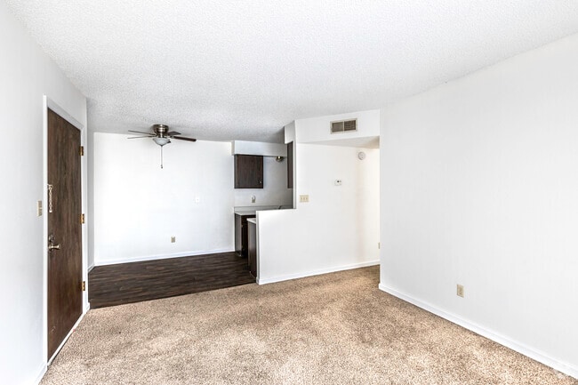1BR, 1BA - 595SF