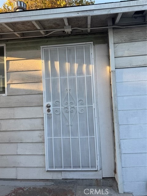 Building Photo - 1411 W 69th St Unit 1/2 Rental