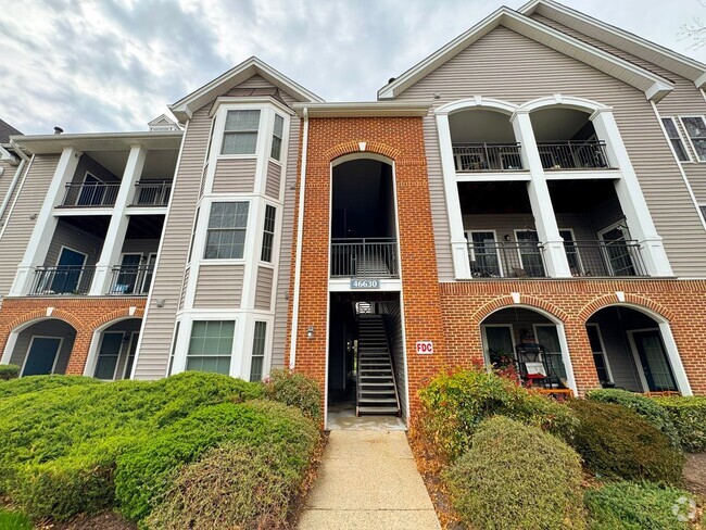 Building Photo - Stylish 3 Bed 3 Bath Condo With Large Balc...