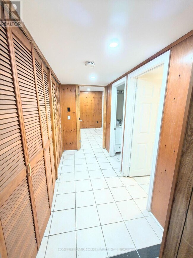 Photo - 100 Kingslake Rd