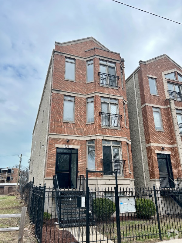 Building Photo - 5331 S Calumet Ave Rental