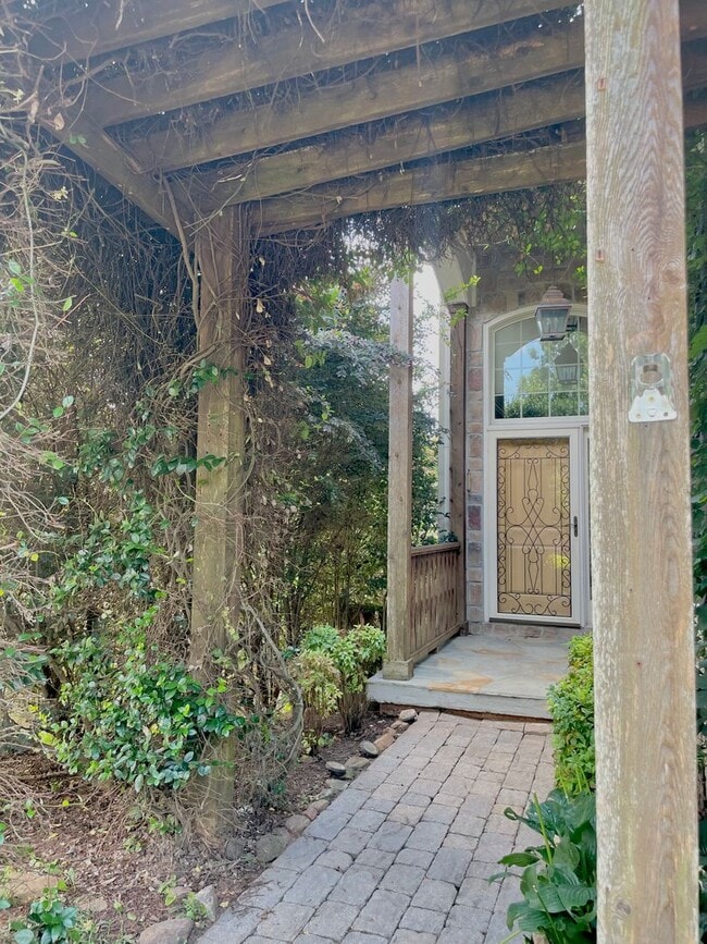 253 Solamere Ln