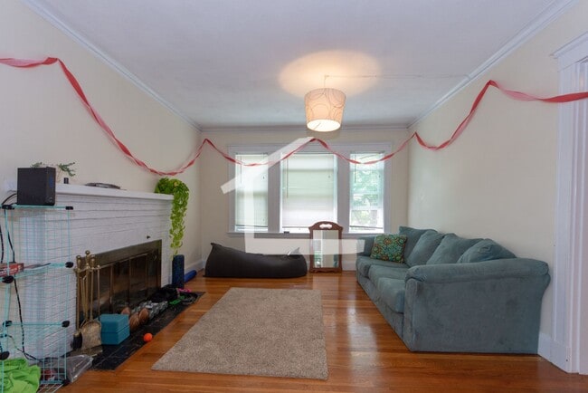 Photo - B.C-AREA 4 BED WITH PARKING INCLUDED