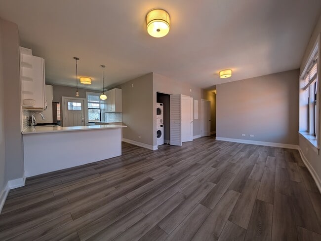 Building Photo - 3939 N Janssen Ave Unit 2