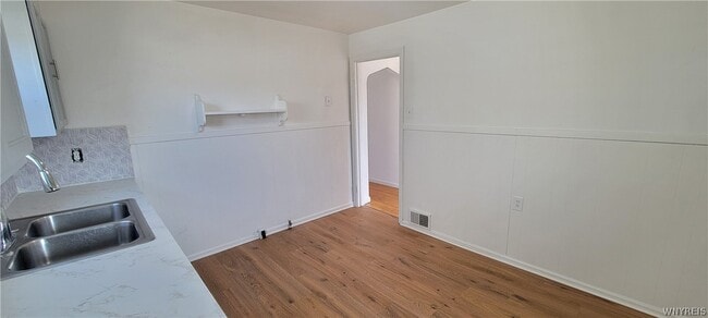 Photo - 3553 Sherwood Ave