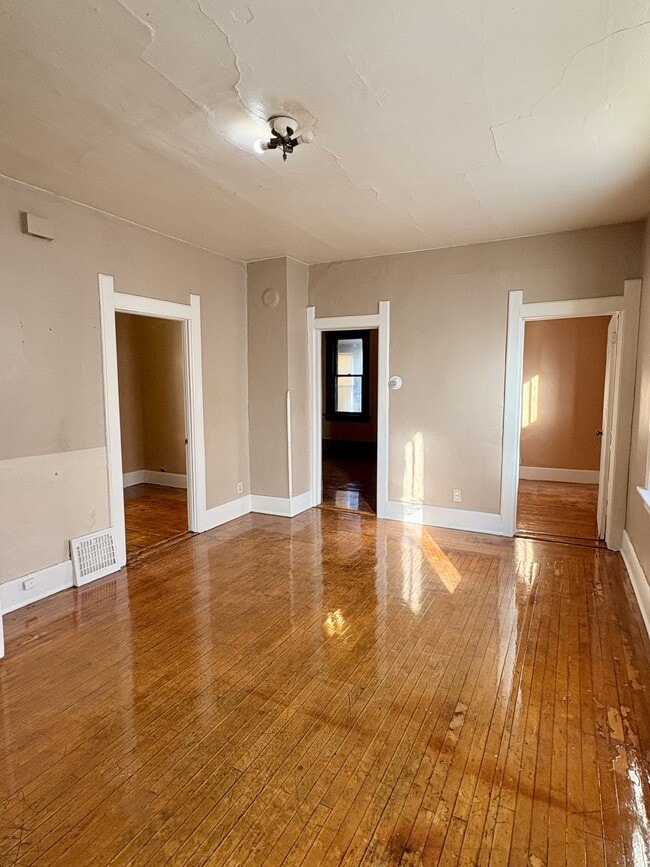 Photo - 207 E Burleigh St