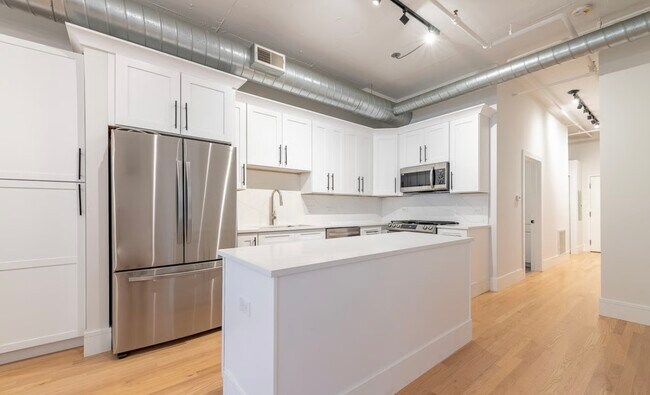 Kitchen - 1000 W Adams St Unidad 3 bedroom w. doorman