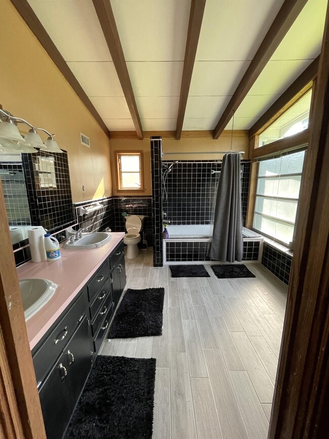 Photo - 1810 Valley Rd