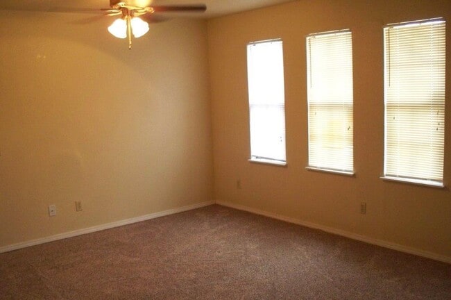 Photo - 827 Russell Cir