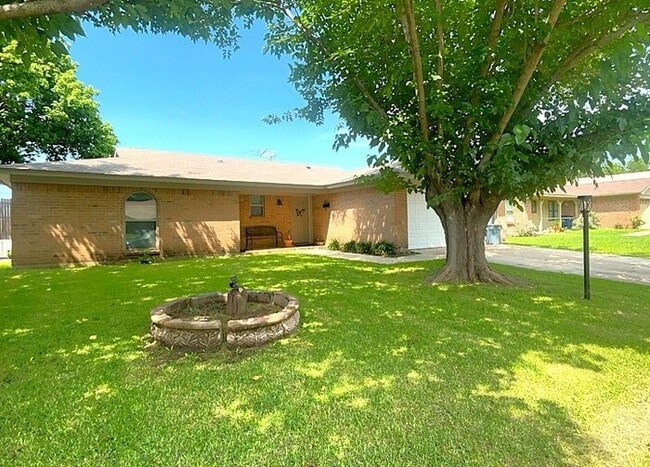 Building Photo - Beautiful 3 bedroom 2 bath coming soon!