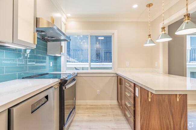 2BR, 1BA - 800SF - Kitchen