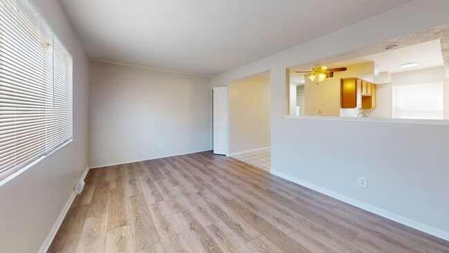 Building Photo - Elyria - updated 3 bed/1 bath townhouse fo... Unit 34